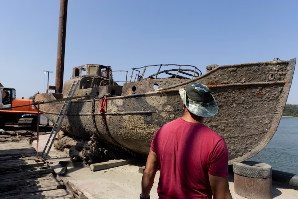 بالصور- انخفاض منسوب نهر الدانوب يكشف عن سفن غارقة من الحرب العالمية الثانية